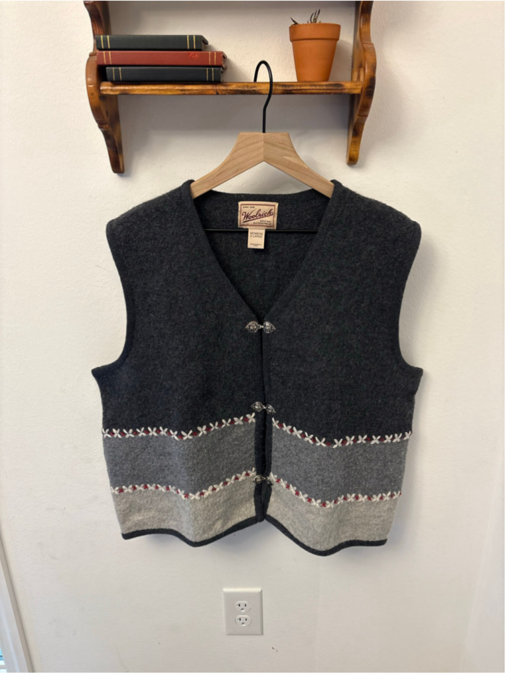 Woolrich Vintage Scandinavian Nordic Wool Vest XL Gray Silver Leaf Clasps